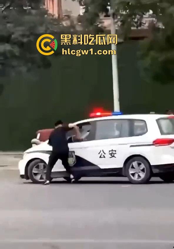 牛逼疯子硬扛警察!揭阳男子街头发疯,刀棍齐上,马路中间单挑五名公安!-9