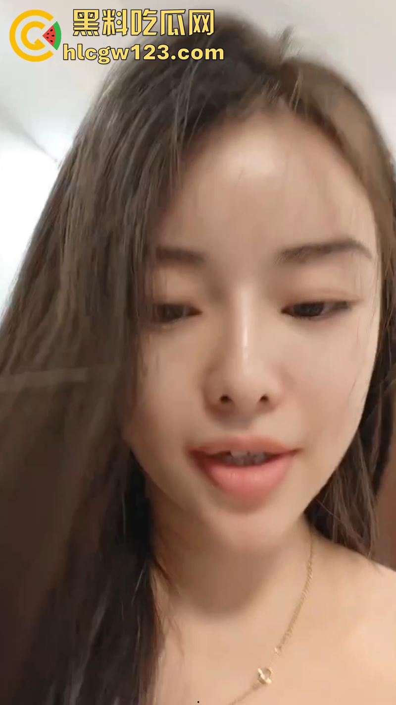 高颜值白嫩美少妇,背着老公在家开黄播,还约炮大哥来家里操,全程自拍给网友看,大屁股太会摇了!-1