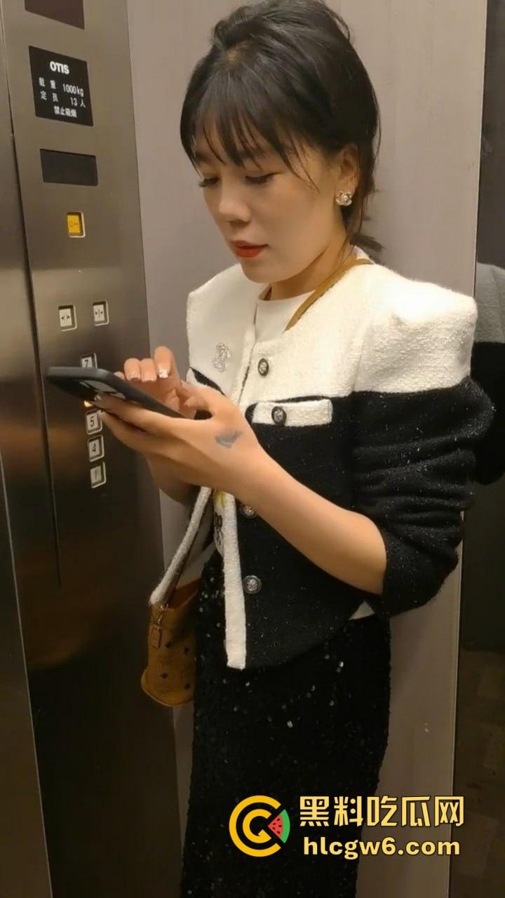 佛山端庄少妇『赵梅』跳蛋塞逼里还喊乖,撒尿洗礼跪舔伺候主人,COS蜘蛛侠爬地吃鸡巴,这年头少妇也爱被调教!-1