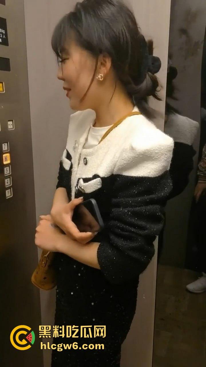 佛山端庄少妇『赵梅』跳蛋塞逼里还喊乖,撒尿洗礼跪舔伺候主人,COS蜘蛛侠爬地吃鸡巴,这年头少妇也爱被调教!-2