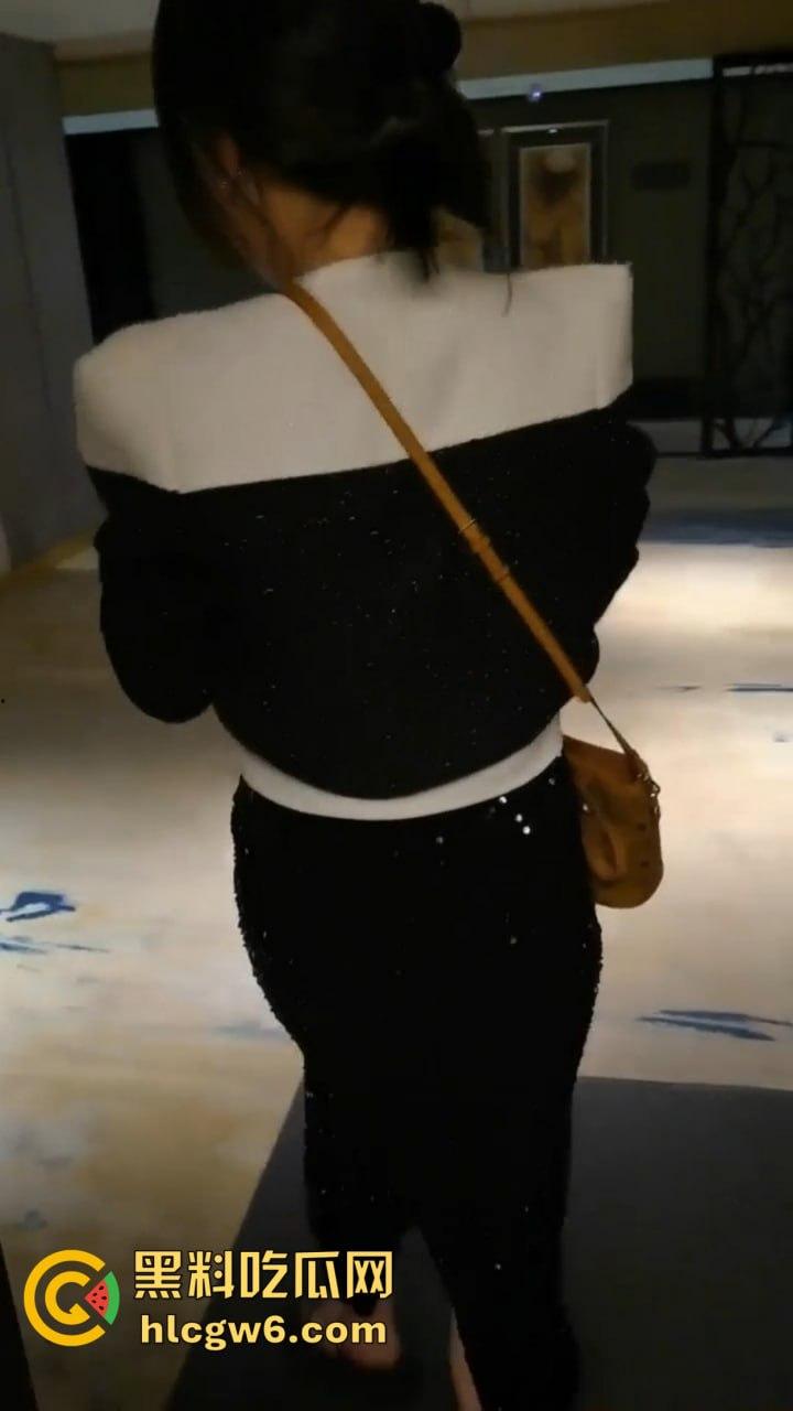 佛山端庄少妇『赵梅』跳蛋塞逼里还喊乖,撒尿洗礼跪舔伺候主人,COS蜘蛛侠爬地吃鸡巴,这年头少妇也爱被调教!-3