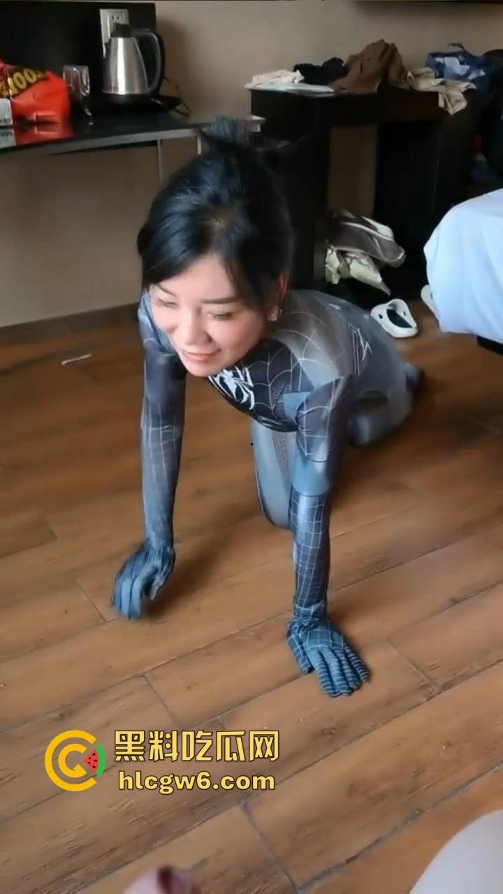 佛山端庄少妇『赵梅』跳蛋塞逼里还喊乖,撒尿洗礼跪舔伺候主人,COS蜘蛛侠爬地吃鸡巴,这年头少妇也爱被调教!-4