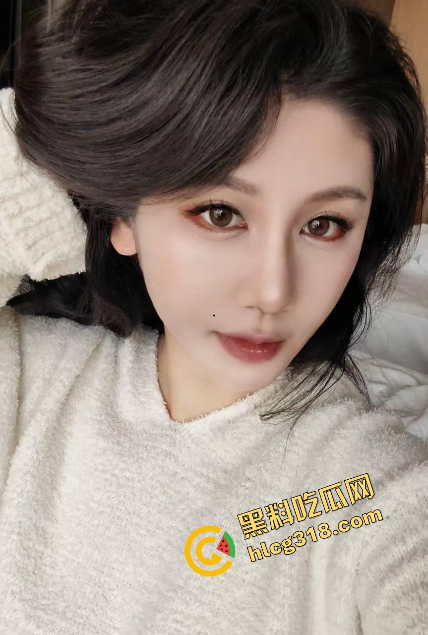 攻速拉满无套干,精神小妹屁股花纹身全程在线,玩3P不带套,说乳胶过敏只是想要被生插!-1