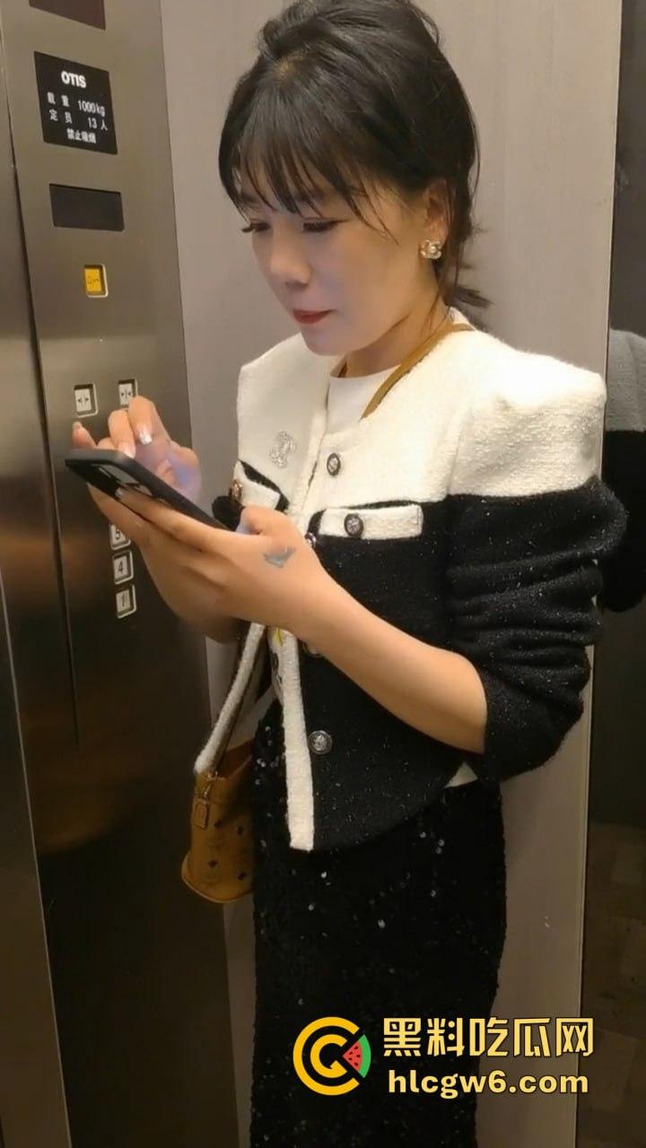 佛山端庄少妇『赵梅』跳蛋塞逼里还喊乖,撒尿洗礼跪舔伺候主人,COS蜘蛛侠爬地吃鸡巴,这年头少妇也爱被调教!-10