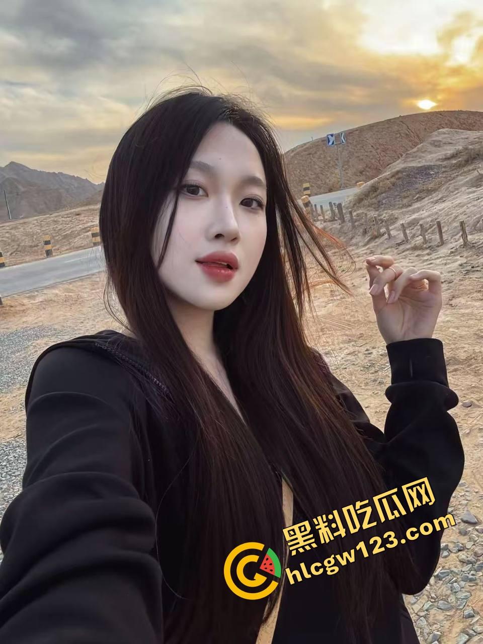 这游泳姿势教练是在床上教的?动作太熟练,一看就是下水前先上床,自由泳怎么越来越像自由用了!-1