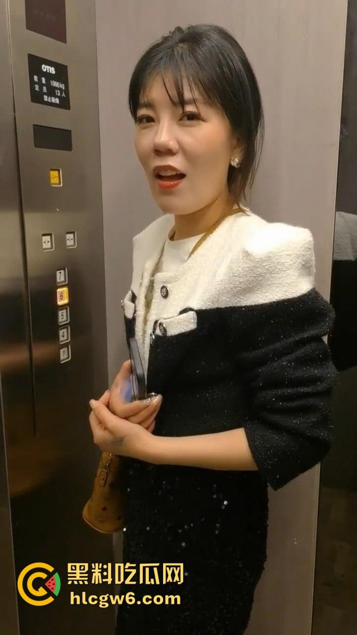 佛山端庄少妇『赵梅』跳蛋塞逼里还喊乖,撒尿洗礼跪舔伺候主人,COS蜘蛛侠爬地吃鸡巴,这年头少妇也爱被调教!-12