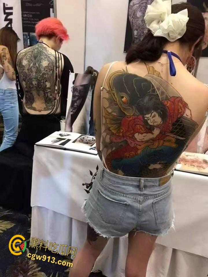 纹身展全裸欣赏纹身小妹，展现好女孩风采，创意胆大纹身设计，揭开艺术圈新星的独特魅力！-3