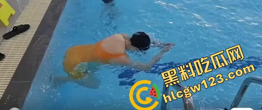 这游泳姿势教练是在床上教的?动作太熟练,一看就是下水前先上床,自由泳怎么越来越像自由用了!-7