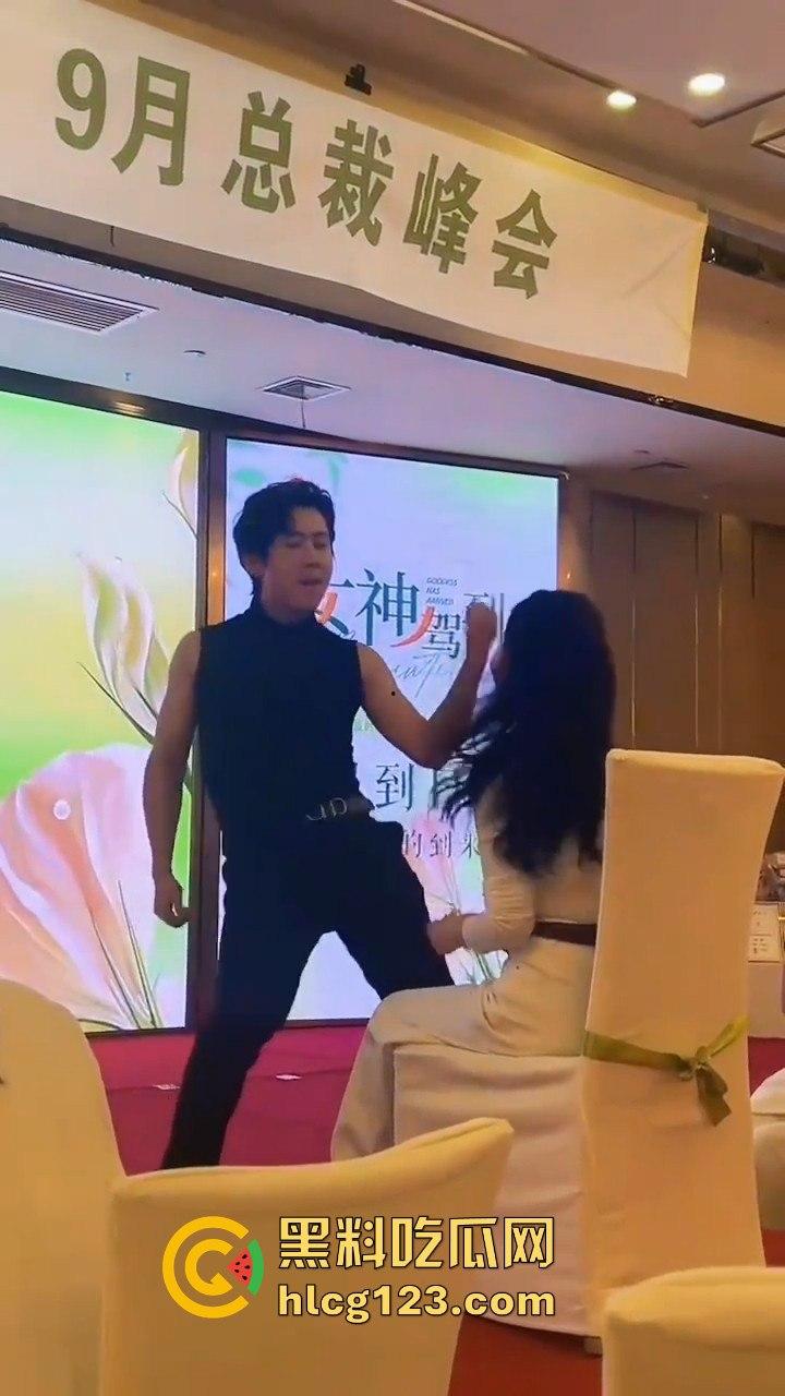 富婆中秋团建骚操作上线!点男模跳个擦边舞,晚上床上再深入交流业绩目标?-1