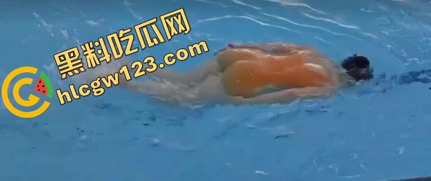 这游泳姿势教练是在床上教的?动作太熟练,一看就是下水前先上床,自由泳怎么越来越像自由用了!-11