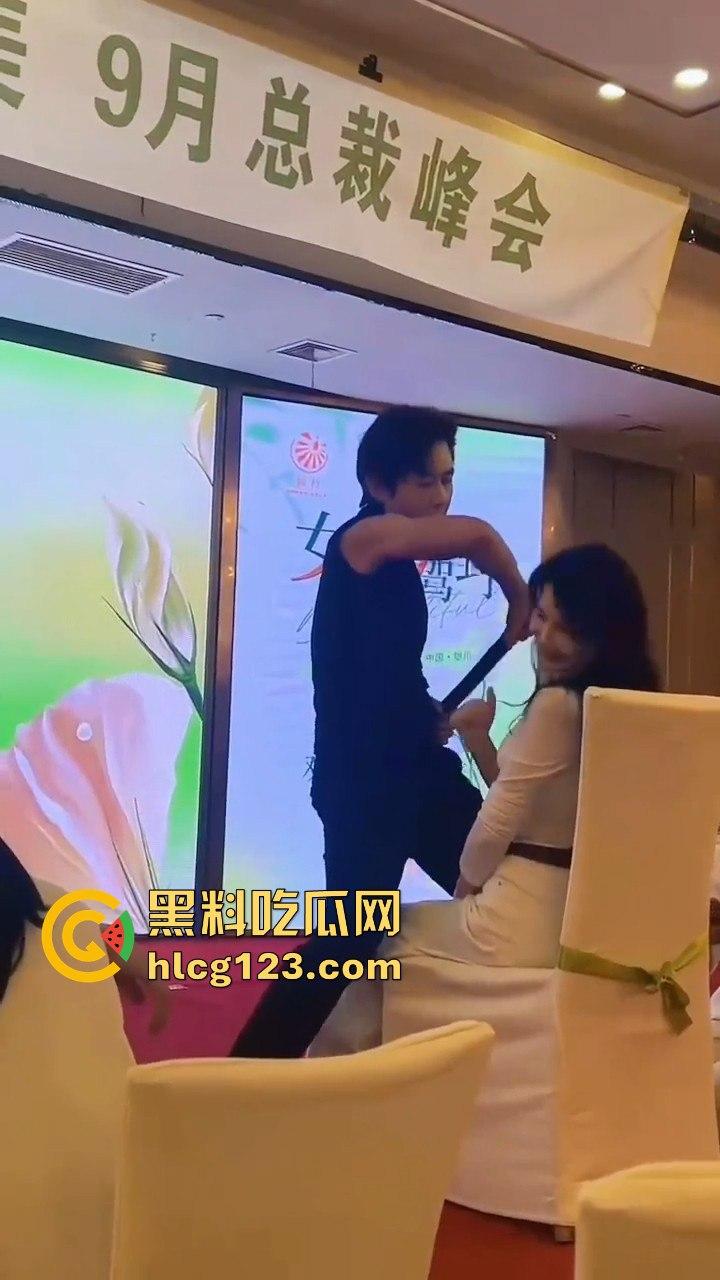 富婆中秋团建骚操作上线!点男模跳个擦边舞,晚上床上再深入交流业绩目标?-3