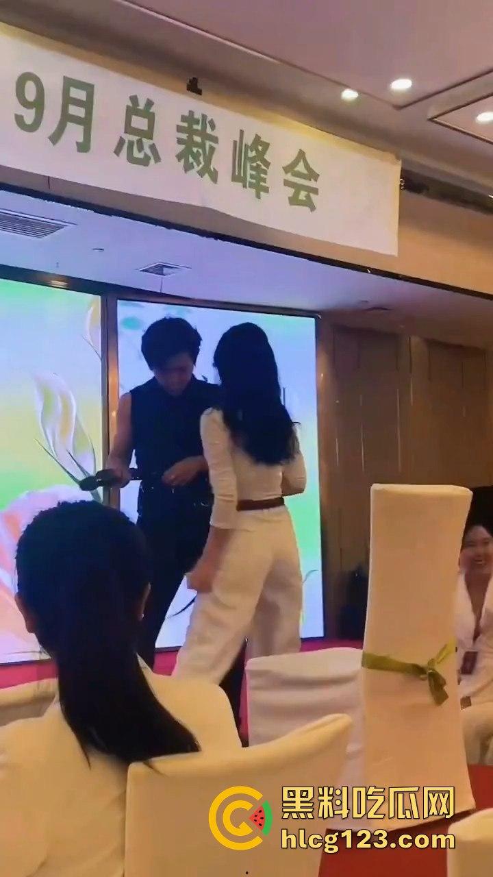 富婆中秋团建骚操作上线!点男模跳个擦边舞,晚上床上再深入交流业绩目标?-4