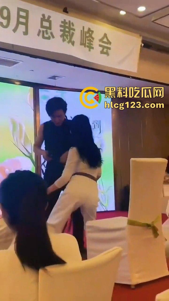 富婆中秋团建骚操作上线!点男模跳个擦边舞,晚上床上再深入交流业绩目标?-6