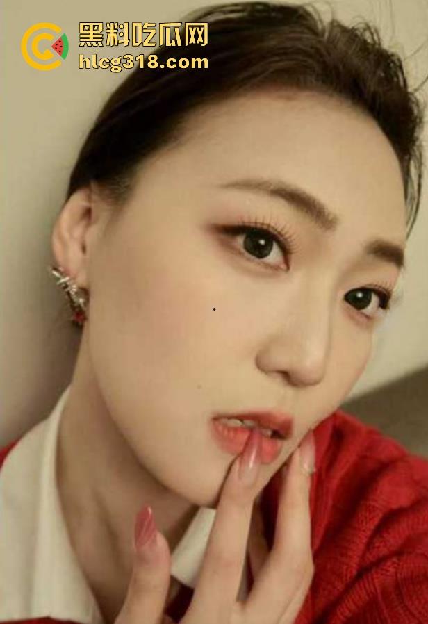 约炮极品少妇【杨丞琳】露脸舔鸡视频曝光，极致反差母狗，深喉吸蛋全套伺候，吃的津津有味根本停不下来。-1