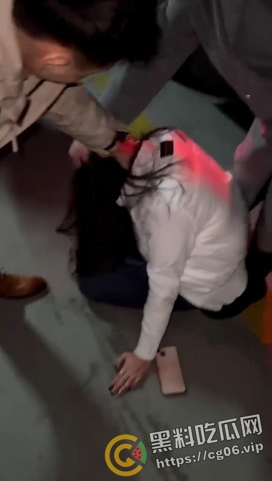 潍坊万达大瓜！地下车库捉奸 场面极其混乱 我带着闺蜜的出轨的老公去捉奸闺蜜和我的老公？-8