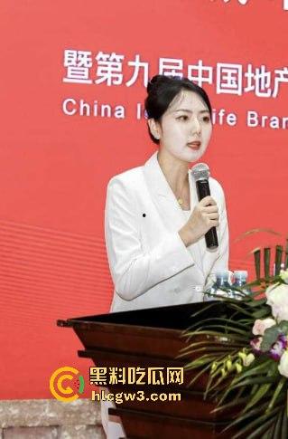 65岁绿地董事长『张玉良』KTV裸嗨,鸡巴细得像牙签骚女争抢舔,酒店女秘书被老头干到腿软精液满脸!-16