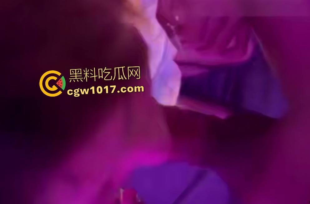 开保时捷帕梅约刚成年的妹子,车上掏鸡巴主动舔舐,乳交金主教两下就精通,还挺有天赋的嘛!-6