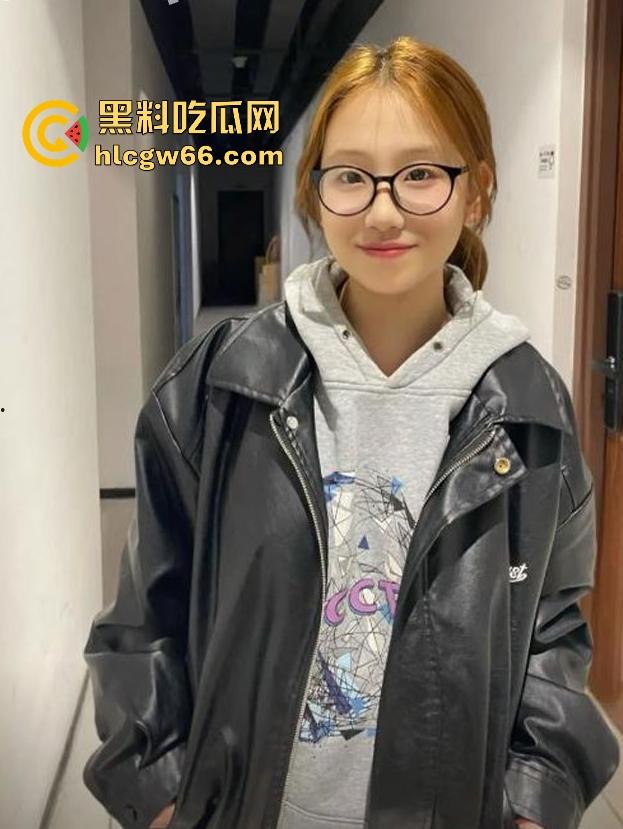 泉州师范学院【李佳宜】巨乳反差眼镜妹 大尺度风骚自慰视频流出 眼镜婊真是骚到没边了!-5