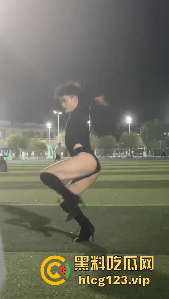 贵州铜仁男大骚0穿高跟引爆操场!大跳骚舞找主人,抖音粉丝蹭蹭涨,学校警告挡不住骚气外露!-10