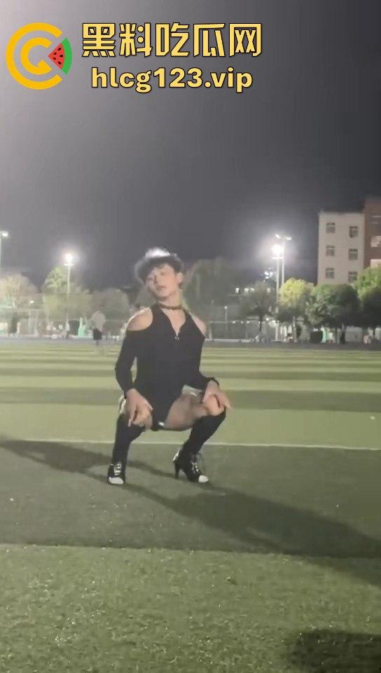 贵州铜仁男大骚0穿高跟引爆操场!大跳骚舞找主人,抖音粉丝蹭蹭涨,学校警告挡不住骚气外露!-12