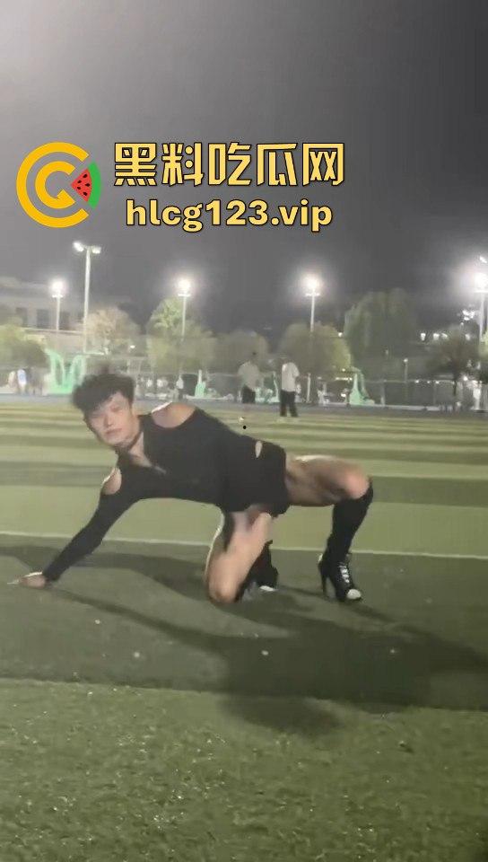 贵州铜仁男大骚0穿高跟引爆操场!大跳骚舞找主人,抖音粉丝蹭蹭涨,学校警告挡不住骚气外露!-13