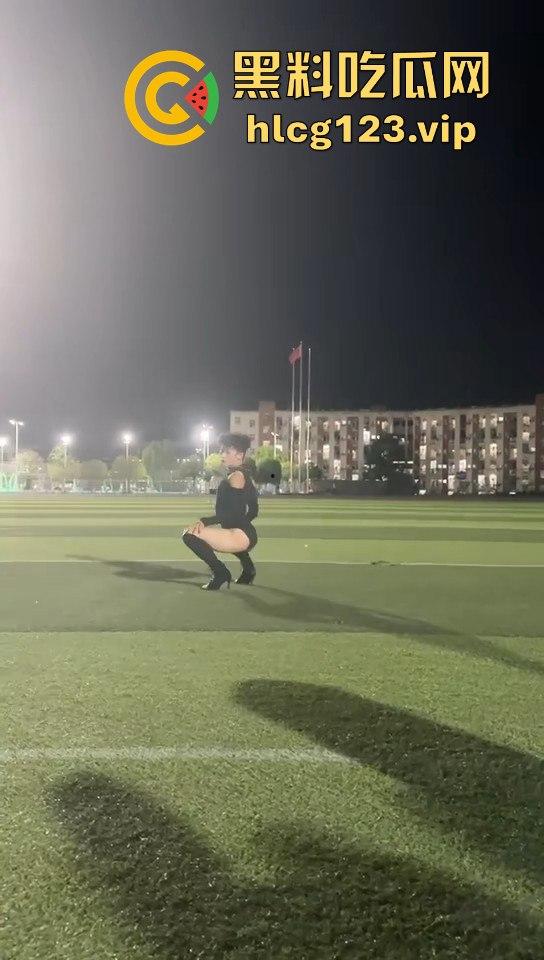 贵州铜仁男大骚0穿高跟引爆操场!大跳骚舞找主人,抖音粉丝蹭蹭涨,学校警告挡不住骚气外露!-16