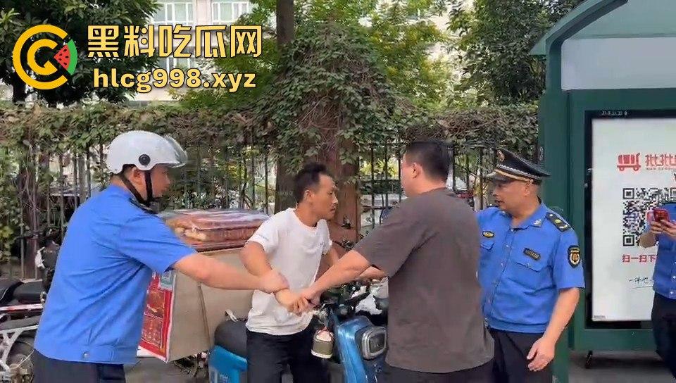 广州小贩怒怼城管,棍子一抄追着满街跑!城管扣车扣货,真就欺软怕硬?-7