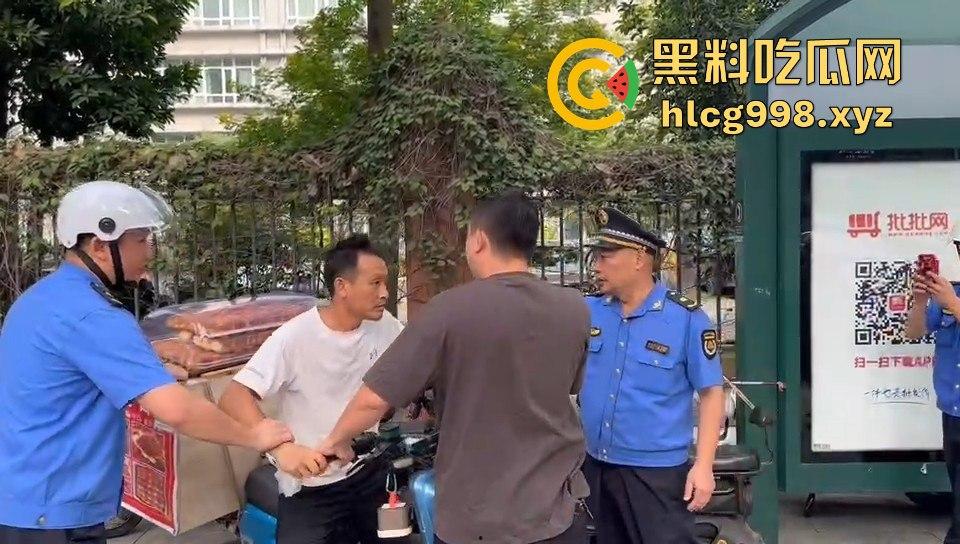广州小贩怒怼城管,棍子一抄追着满街跑!城管扣车扣货,真就欺软怕硬?-9