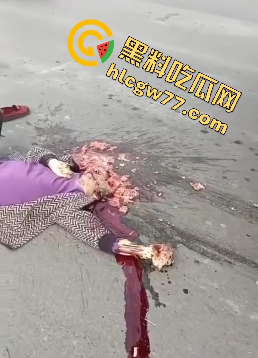 河南辉县老太太近视千度急买菜酿惨剧!大货车碾爆头颅脑浆四溅,喷到路人身上洗了个血浴!-3