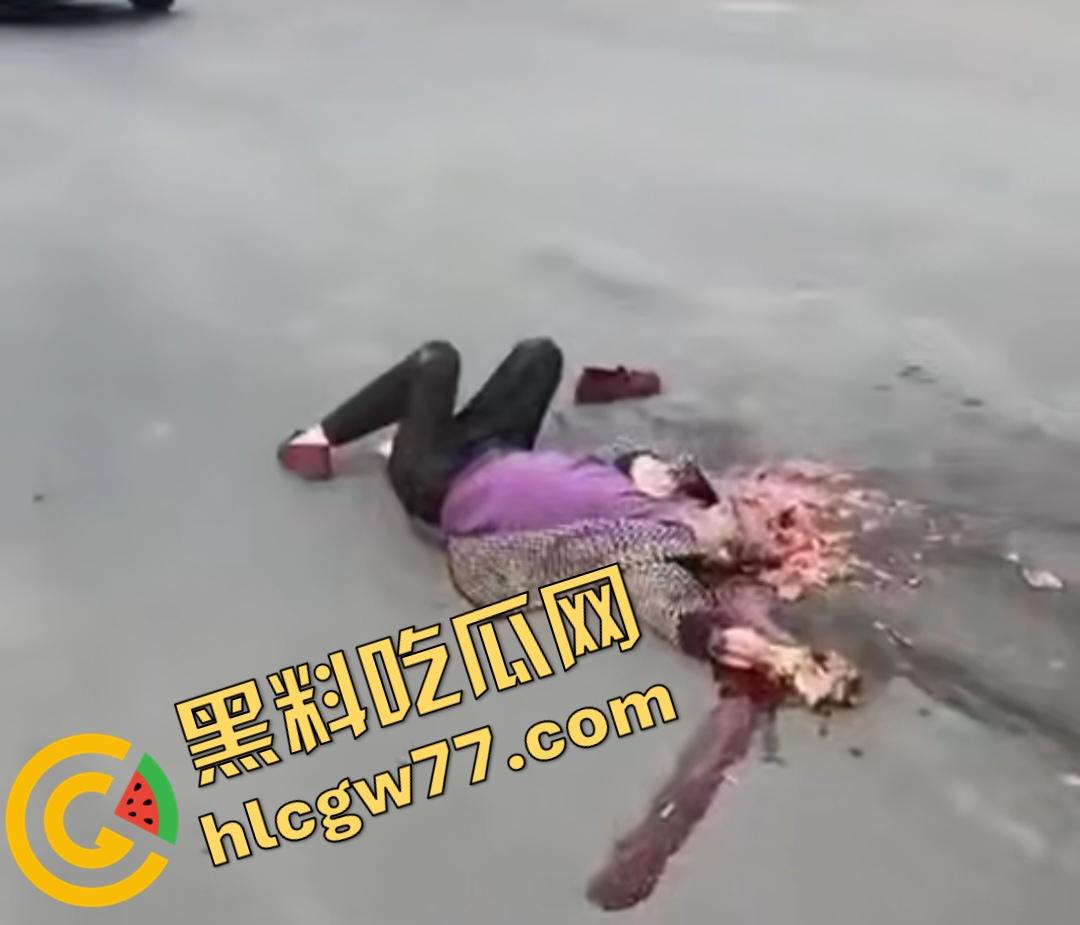 河南辉县老太太近视千度急买菜酿惨剧!大货车碾爆头颅脑浆四溅,喷到路人身上洗了个血浴!-5