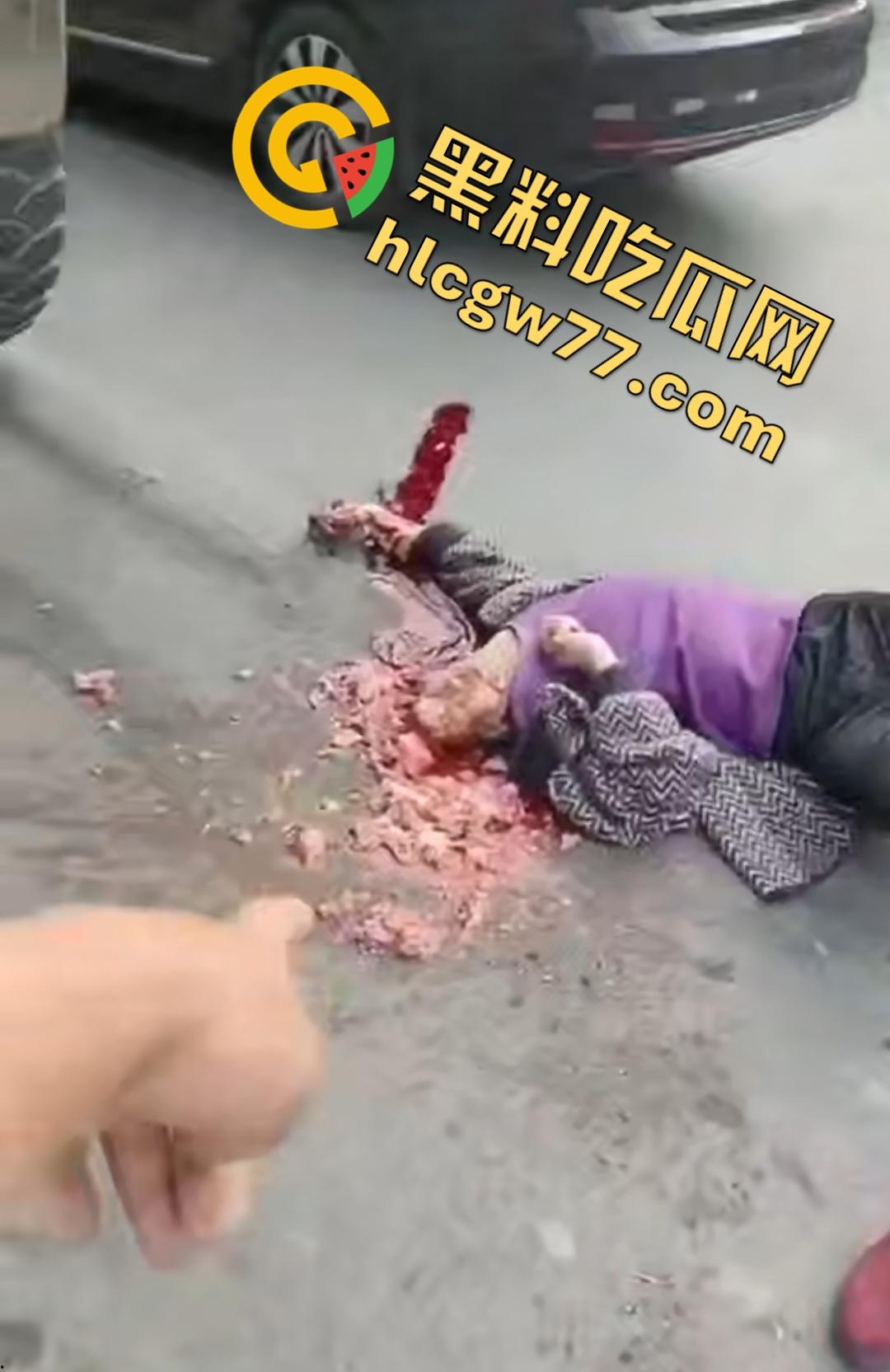 河南辉县老太太近视千度急买菜酿惨剧!大货车碾爆头颅脑浆四溅,喷到路人身上洗了个血浴!-7