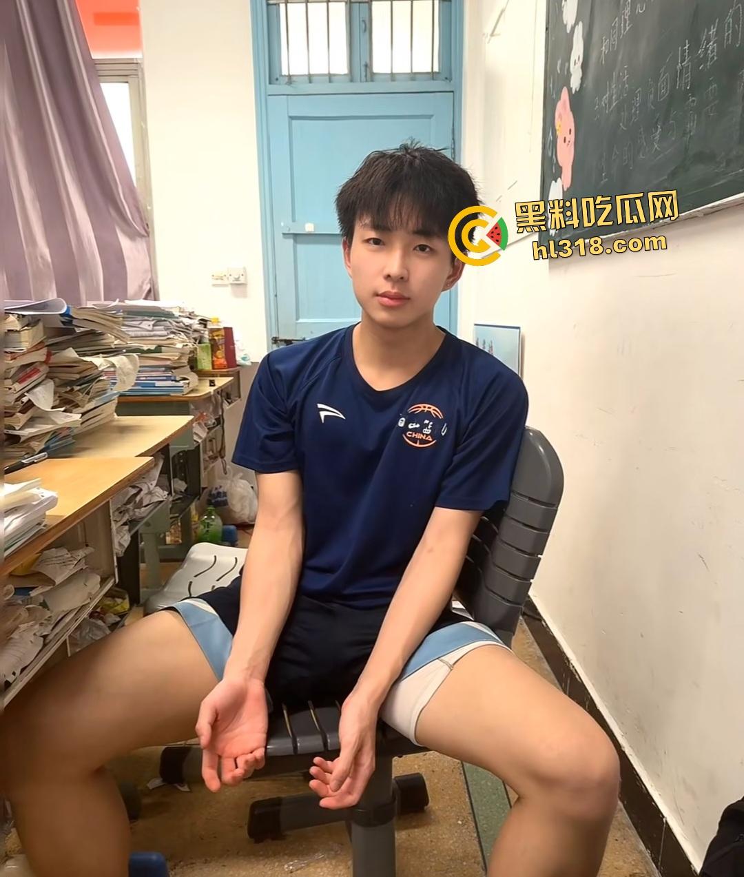 男子龟头点燃蜡烛，极狠滴蜡玩法看着卵蛋都软了，比SM还变态，鸡巴缺氧都变紫了！-1