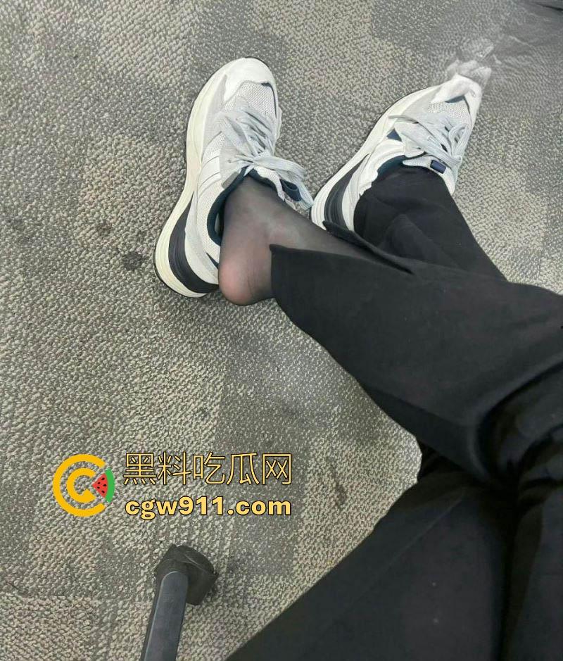 海角乱伦！姐姐这次的主动让人吃惊，穿她舍友的情趣装足交骑乘榨精，极其反差淫荡！-4