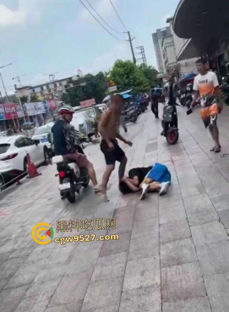 广州番禺小伙调戏大叔老婆惹祸！被怒按地上狂揍，脚踩羞辱遭外卖小哥嘲笑！-8