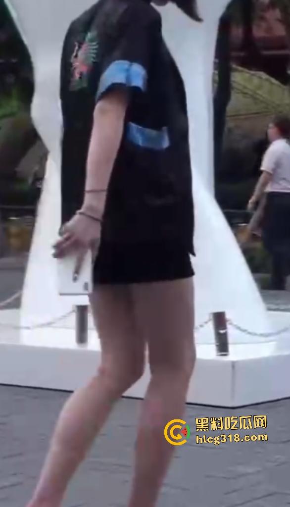 公司女高管【Viva姐】街头蹲下露逼夹跳蛋被偷拍,起身后走路步伐踉跄,应该是被金主遥控加大马力了!-6