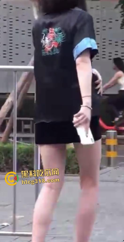 公司女高管【Viva姐】街头蹲下露逼夹跳蛋被偷拍,起身后走路步伐踉跄,应该是被金主遥控加大马力了!-7