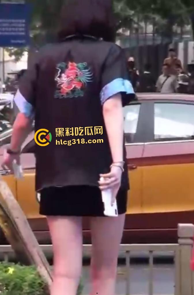 公司女高管【Viva姐】街头蹲下露逼夹跳蛋被偷拍,起身后走路步伐踉跄,应该是被金主遥控加大马力了!-8