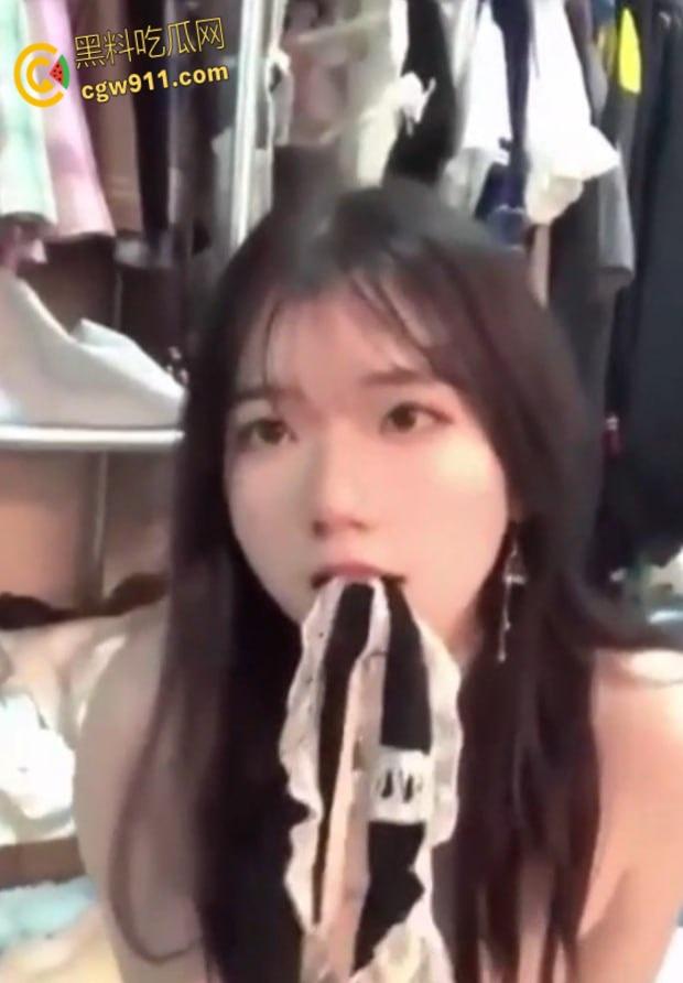 高颜值反差学生妹【白炜彤】，被男友调教成了母狗肉便器，长腿翘臀身材一流，宿舍上位骑乘3P淫乱 ！-2