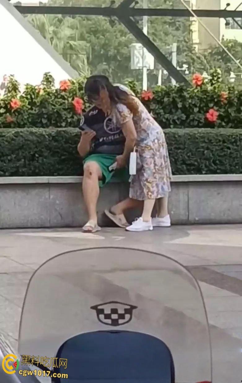 小伙爱上年龄比他妈还大的富婆!老阿姨化身小女生,在路边撒娇强吻小伙,顺便偷偷掏鸡摸屌占便宜!-2