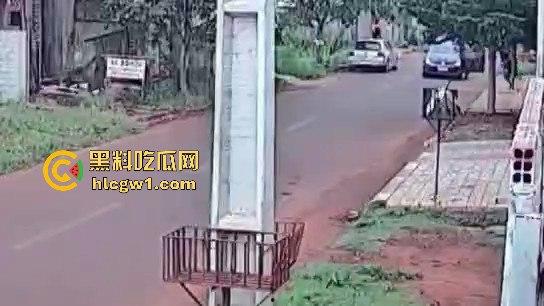 死侍附体的墨西哥硬汉!被车撞又挨两枪屁事没有,AK卡膛气得杀手怀疑人生,简直把杀手心态直接崩了!-3