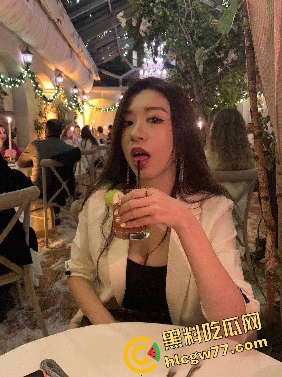 江苏大学高颜值女神『方宁』变骚母狗,金主操犯泄密,长腿痛逼口交一流,浪叫假得迷死人!-1