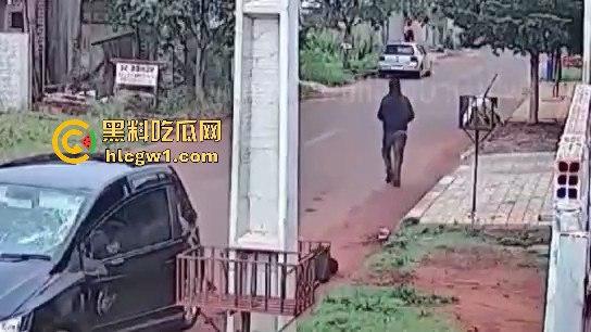 死侍附体的墨西哥硬汉!被车撞又挨两枪屁事没有,AK卡膛气得杀手怀疑人生,简直把杀手心态直接崩了!-6