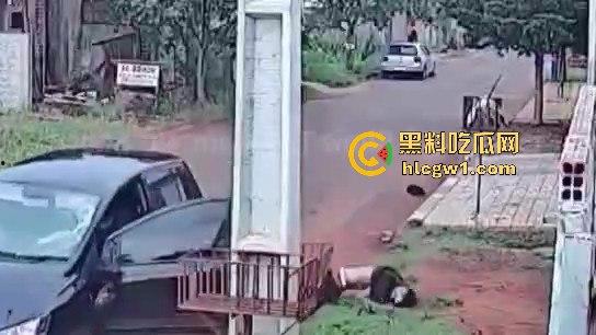 死侍附体的墨西哥硬汉!被车撞又挨两枪屁事没有,AK卡膛气得杀手怀疑人生,简直把杀手心态直接崩了!-8