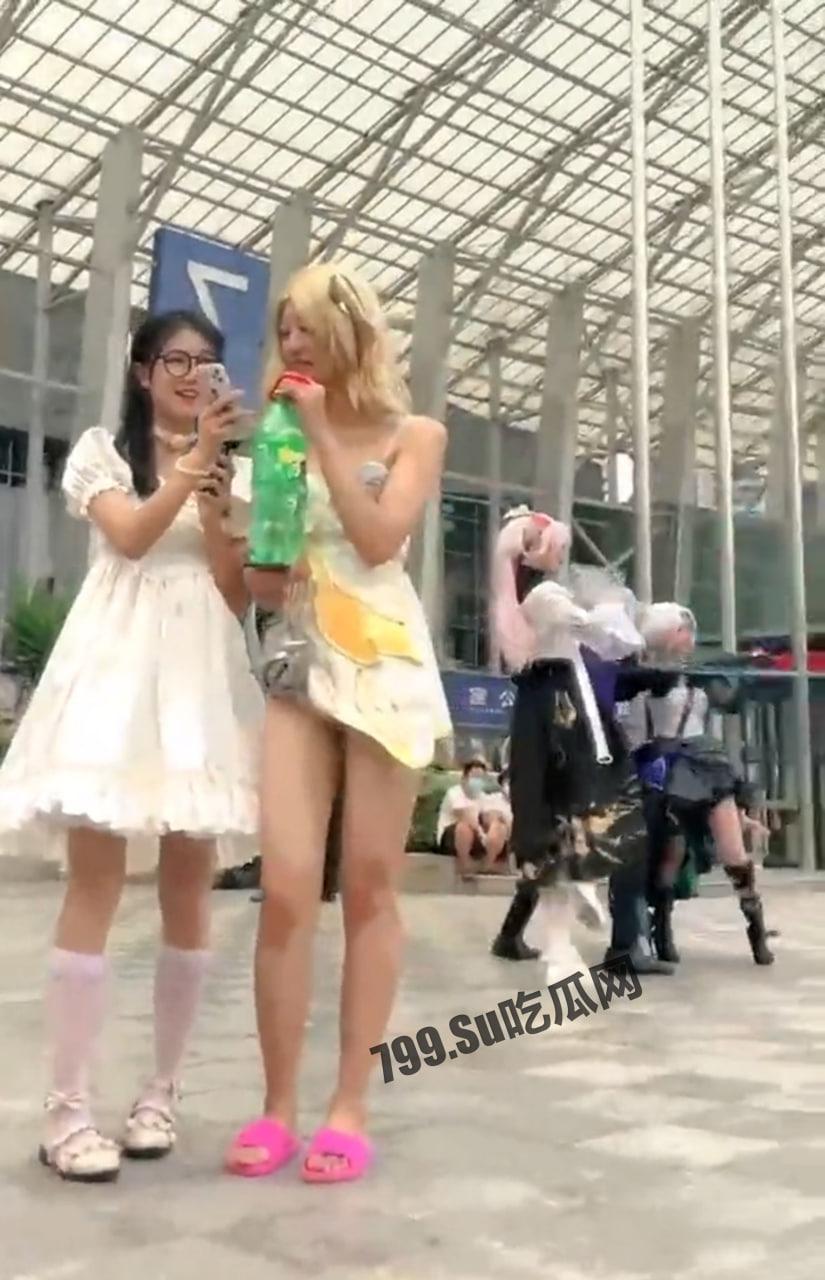 重磅热瓜！B 站知名百万粉丝 UP 主【落九川】逛漫展被偷拍裙底-1