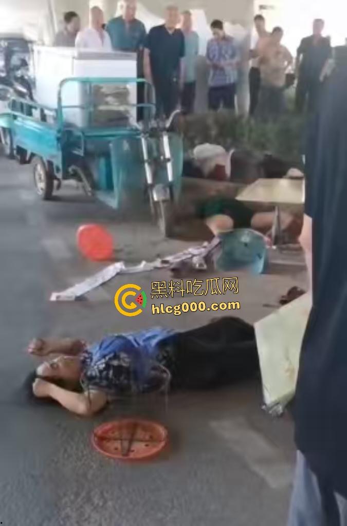 河南中牟摊位争夺战遭捅杀!三人被捅身亡,摊位血流成河,菜品上直接变血红色!-3