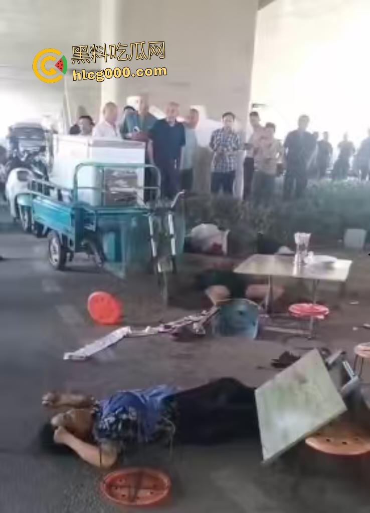 河南中牟摊位争夺战遭捅杀!三人被捅身亡,摊位血流成河,菜品上直接变血红色!-4