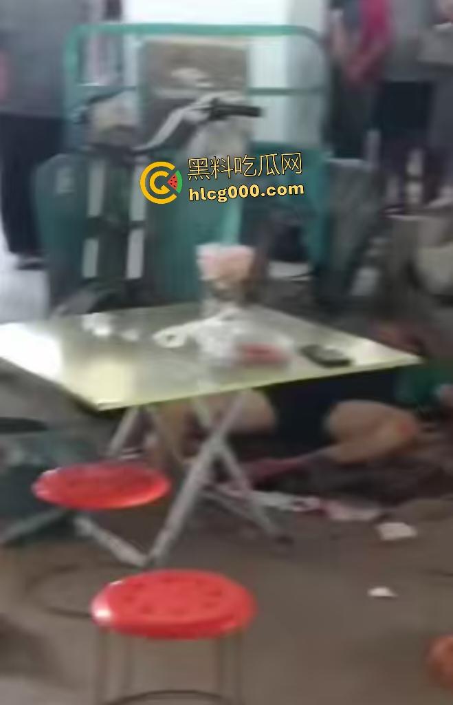 河南中牟摊位争夺战遭捅杀!三人被捅身亡,摊位血流成河,菜品上直接变血红色!-7