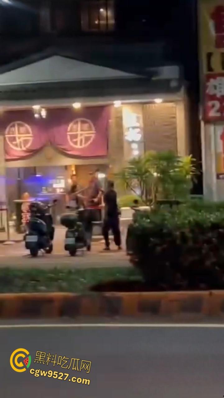 台湾高雄市郭姓男子,当街暴打23岁女友,持扫把狂殴致断扯发拖行,视频曝光过程全被拍 !-2