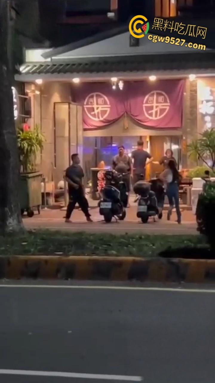 台湾高雄市郭姓男子,当街暴打23岁女友,持扫把狂殴致断扯发拖行,视频曝光过程全被拍 !-3