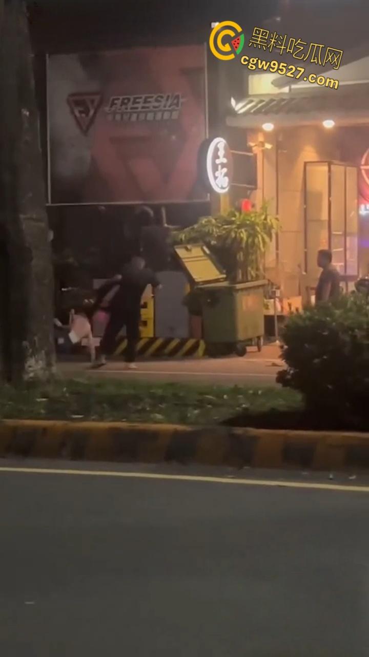 台湾高雄市郭姓男子,当街暴打23岁女友,持扫把狂殴致断扯发拖行,视频曝光过程全被拍 !-7